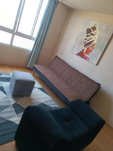 un sofá en una habitación con ventana en Apartamento en chiclayo Perú, en Chiclayo