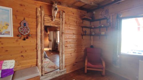 une cabane en rondins avec un miroir dans une chambre dans l'établissement Ovadi Valley Houses, à Ürgüp