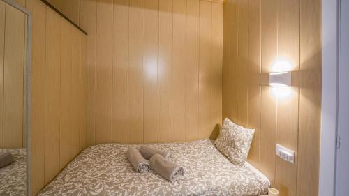 a bedroom with a bed with two pillows on it at NEUF & MODERNE 35m2 - 100 mètres des pistes de ski in Pas de la Casa
