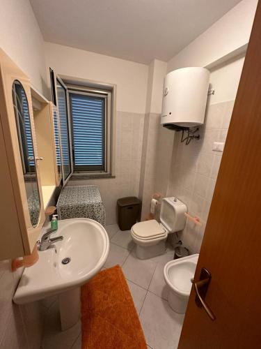 ein Bad mit einem Waschbecken und einem WC in der Unterkunft Casa vacanza Ylenia in Mascali