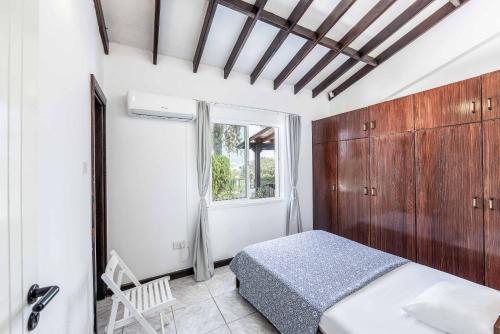 a bedroom with a bed and a window at Villa Joelena in Lachi