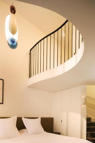  Hotel Marignan Champs-Elysées -  Chambre  photo :   Tea/Coffee maker    Minibar    Shower                           