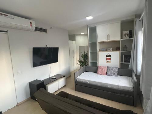 Il comprend un salon doté d'un canapé et d'une télévision à écran plat. dans l'établissement Beneficência Portuguesa, 50 metros, à São Paulo