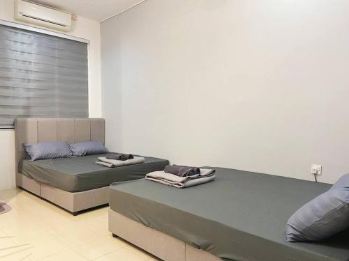 Ліжко або ліжка в номері Homestay 2 @Taman Teluk Intan