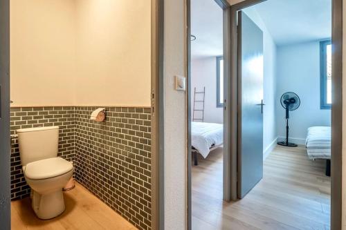 1 dormitorio y baño con aseo. en Le Coursannais en Coursan