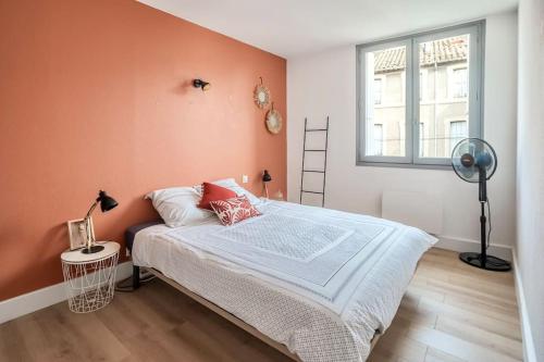 1 dormitorio con cama y ventana en Le Coursannais, en Coursan