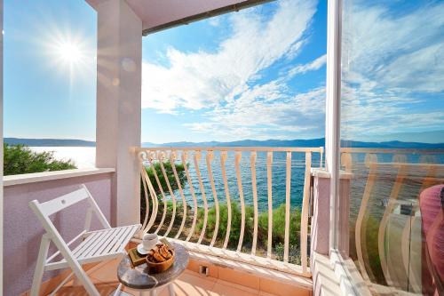 - un balcon avec vue sur l'eau dans l'établissement Sun Spalato Hills 8, à Split
