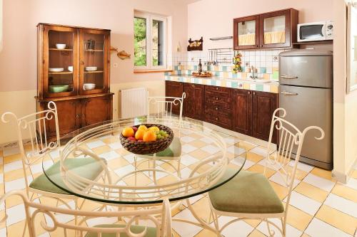 - une cuisine avec une table en verre et un bol de fruits dans l'établissement Sun Spalato Hills 8, à Split