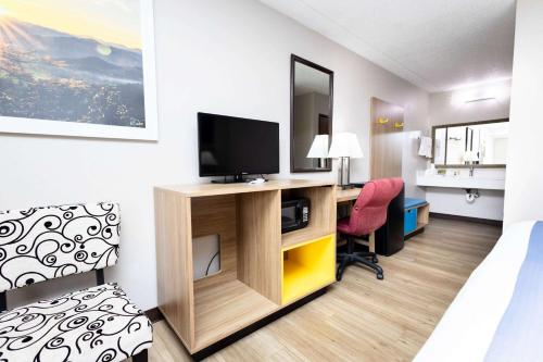 Televisyen dan/atau pusat hiburan di Days Inn by Wyndham Dayton Huber Heights Northeast