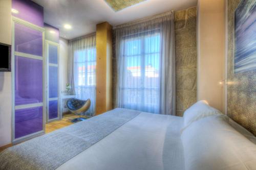 Una cama o camas en una habitación de NH Ourense