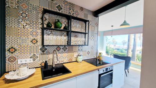 - une cuisine avec un évier et un comptoir dans l'établissement AA Guest - Mi Casa Eco Front Sea Views, à Mijas