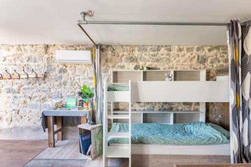 a bedroom with bunk beds and a desk at Le Bonheur En Beaujolais - pour 26 Personnes in Saint-Didier-sur-Beaujeu