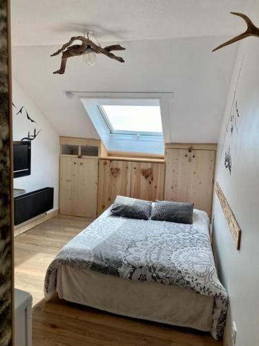 une chambre avec un lit et une lucarne dans l'établissement Studio cabine 4 personnes pied des pistes samedi à samedi, à Bolquère-Pyrénées 2000