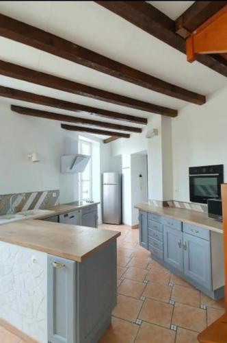 - une grande cuisine avec un comptoir dans une pièce dans l'établissement Appartement T3 centre ville Nîmes Climatisé, à Nîmes