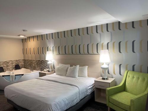 Кровать или кровати в номере Woodwards White Mountain Resort BW Signature Collection