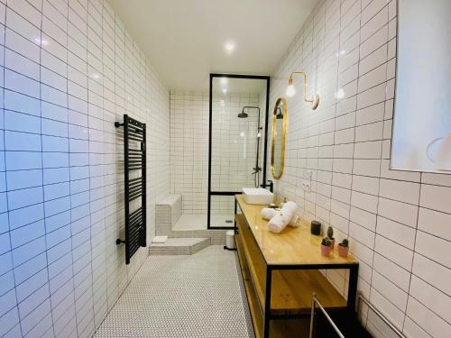 une salle de bain avec un lavabo et un miroir dans l'établissement ''Rousseau'' Superbe T2 climatisé au Théâtre Molière, à Sète