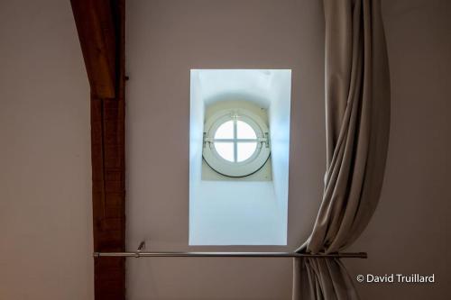 Gambar di galeri bagi Suite Mana - Maui - Grand Loft en duplex avec Vue sur Place Ducale Parking inclus di Charleville-Mézières