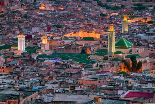 - une vue sur une ville avec des mosquées et des bâtiments dans l'établissement oujda, à Erfoud