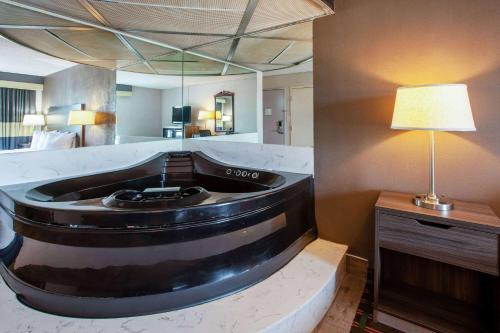 een kamer met een bad in een hotelkamer bij Baymont by Wyndham Northwood in Northwood