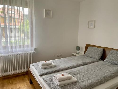 Ένα ή περισσότερα κρεβάτια σε δωμάτιο στο Spacious APT in a Quiet Neighbourhood + Private Parking