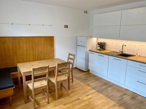 Η κουζίνα ή μικρή κουζίνα στο Spacious APT in a Quiet Neighbourhood + Private Parking