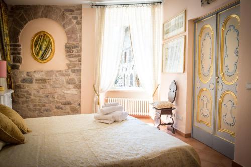 アッシジにあるApartment Assisi Cattedraleのベッドルーム(大型ベッド1台、窓付)