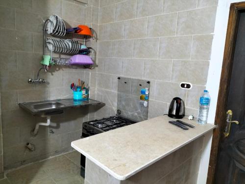 uma cozinha com um fogão e uma bancada em قرية بلو لاجون راس سدر em Ras Sedr