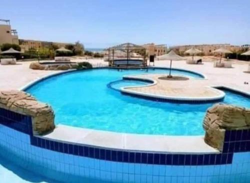 uma grande piscina azul num resort em قرية بلو لاجون راس سدر em Ras Sedr