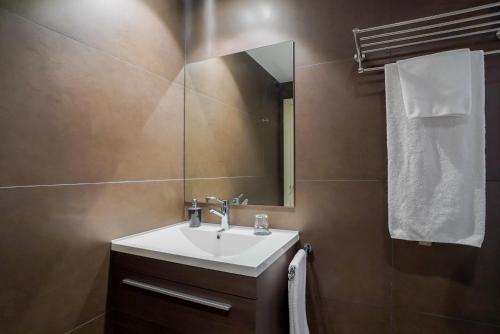 Bilik mandi di Hotel Constanza