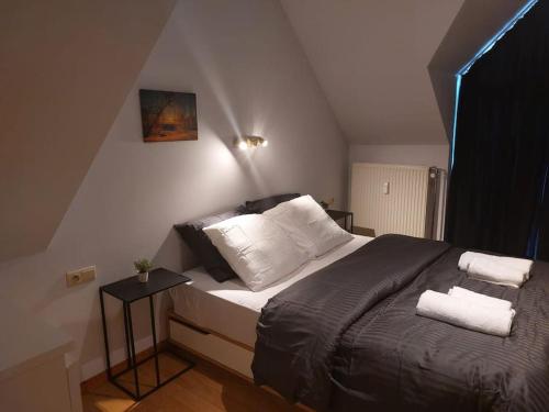 - une chambre avec un lit et 2 serviettes dans l'établissement Charming 1-Bedroom Apartment, à Bruxelles