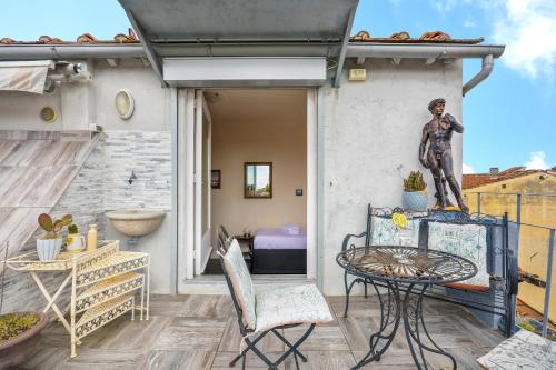 a patio with a table and chairs and a statue at Dante - Sweet Dreams in Florence in Florence