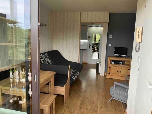 a living room with a bed and a dining room at Studio très lumineux 4 pers in Les Carroz d'Araches