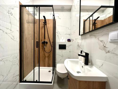 Un baño con ducha, inodoro y lavabo. en MMRent Mountain Room, en Gdansk