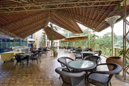 Metropole Hotel Kampala tesisinde bir restoran veya yemek mekanı