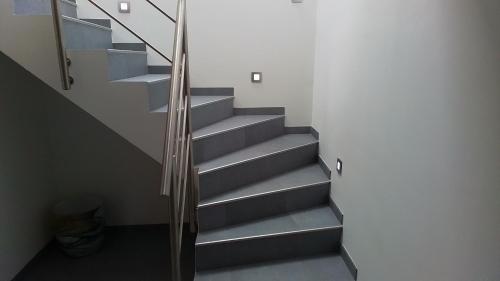 una escalera en una casa con escalera en La Ferme Villa 2 en Bastogne