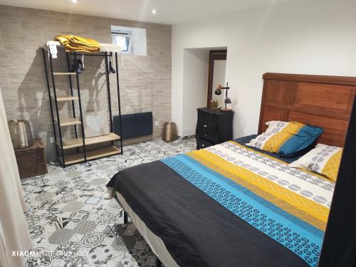 um quarto com uma cama, um espelho e uma escada em Appartement rénovée dans maison ancienne em Amancy