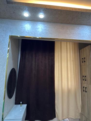 un escenario con una cortina y una pantalla negra en قويسنا محافظة المنوفيه 