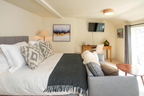 1 dormitorio con cama, silla y escritorio en 30 Chipping Norton - Luxury Holiday Apartments, en Chipping Norton