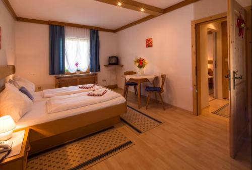 une chambre d'hôtel avec un lit et une table dans l'établissement Draxlerhaus, à Hohentauern