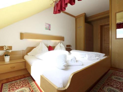 a bedroom with two beds with white pillows at Draxlerhaus in Hohentauern