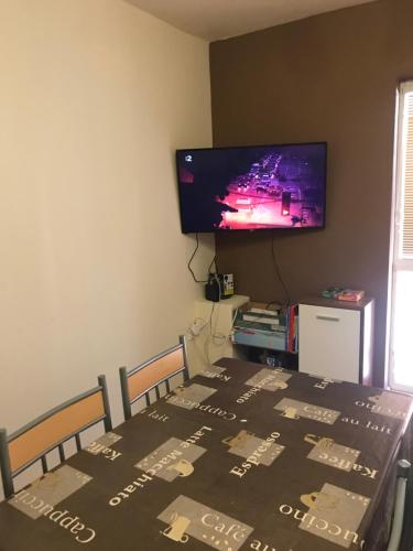 Televisyen dan/atau pusat hiburan di Housing HELLA