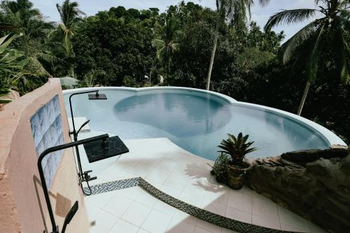 uma grande piscina ao lado de um resort em Shepherds Ridge powered by Cocotel em Mabitac