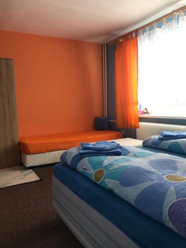 - une chambre avec 2 lits et une fenêtre dans l'établissement Housing HELLA, à Nová Lesná