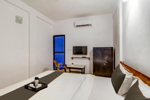 Schlafzimmer mit einem Bett, einem Schreibtisch und einem TV in der Unterkunft Aqua Vista 