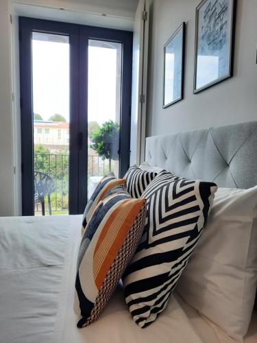 two pillows sitting on a couch in a living room at Smiling Places - Apartment in Porto in Porto