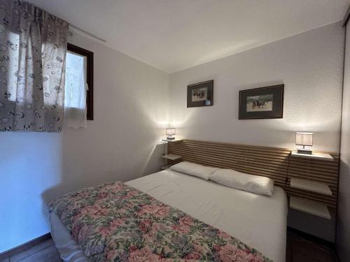 ein Schlafzimmer mit einem Bett und zwei Lampen an zwei Fenstern in der Unterkunft Appartement Montgenèvre, 2 pièces, 6 personnes - FR-1-330D-70 in Montgenèvre