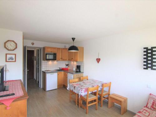 une cuisine et une salle à manger avec une table et des chaises dans l'établissement Studio cosy avec alcôve, proche centre des Saisies, balcon sud, 4 pers., classé 2*. - FR-1-594-147, à Hauteluce