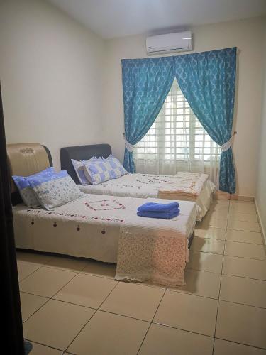 2 Betten in einem Zimmer mit Fenster in der Unterkunft Homestay MdmMai Private Pool in Masjid Tanah