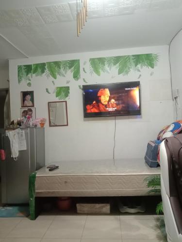 una camera con TV a schermo piatto a parete di homesweethome 