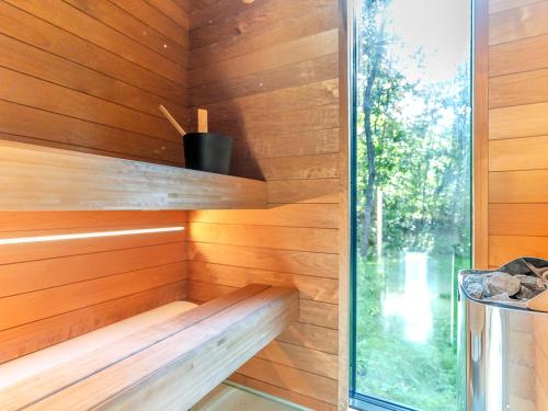 una sauna con paredes de madera y una ventana en Chic Sauna Cabin Near the Sea - VULIN Cabin Nº01, 